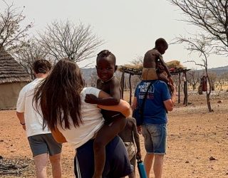 Tieners op stap met Himba's