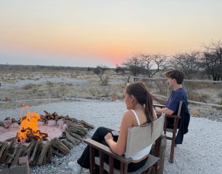 Bush diner bij zonsondergang