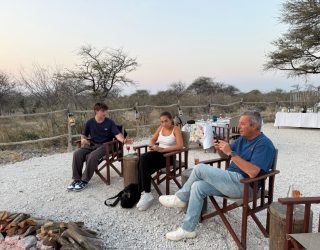 Gezin bij kampvuur bush diner