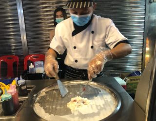 Er wordt gekookt op een plaat in Chinatown Bangkok