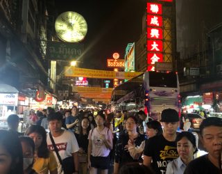 Mensen in straten van Chinatown Bangkok