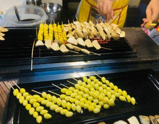 Eten op stokjes in Chinatown Bangkok