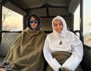 Twee tieners met kap in jeep Onguma