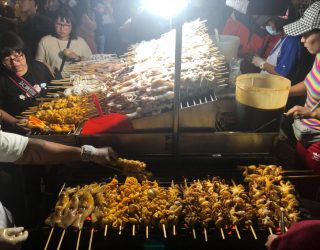 Eten wordt gebakken op vuur in Chinatown Bangkok