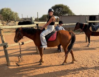 Tiener op paard in Namibië