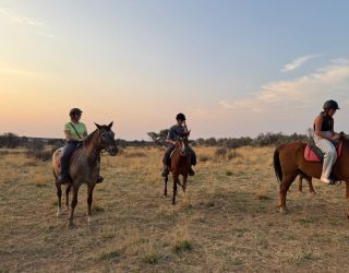 Gezin te paard in Namibië