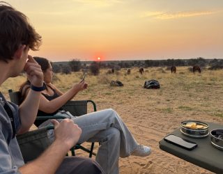 Smullen van hapjes bij zonsondergang in Namibië
