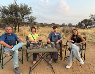Snacks eten bij zonsondergang in Namibië