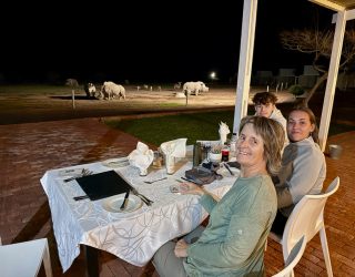 Dineren met zich op de neushoorns