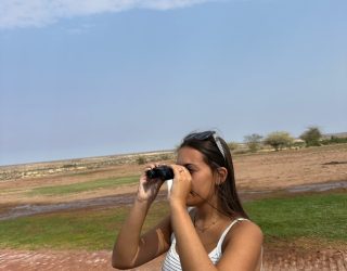 Tiener op zoek naar dieren in Mariental