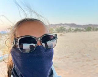 Tiener op jeep naar Sossusvlei