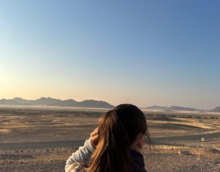 Tiener kijkt uit op landschap Sossusvlei