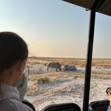 Tiener in jeep in Onguma