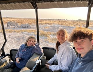 Liesbeth met 2 tieners in de jeep Onguma