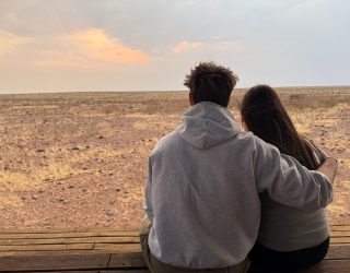 Tieners met uitzicht omgeving Mariental