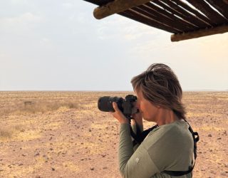 Liesbeth trekt foto's tijdens gamedrive Mariental