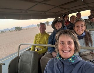 Liesbeth onderweg naar Sossusvlei op de jeep