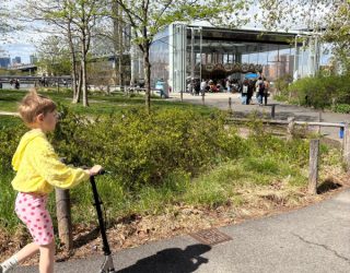 Kind op step tijdens sunset walk in New York