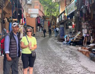 Liesbeth met gids familiehike Marokko