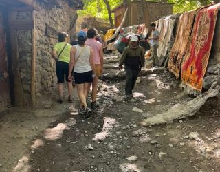 Stadje tijdens familiehike naar atlasgebergte Marokko