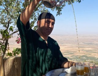 Thee gieten in Imlil Marokko