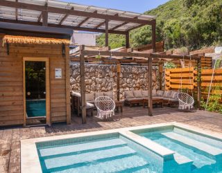 Zitplaats zwembad glamping nabij Budva