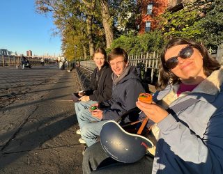 Gezin op bankje tijdens sunset skyline walk