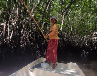 Local op boot tijdens Mangrove tour