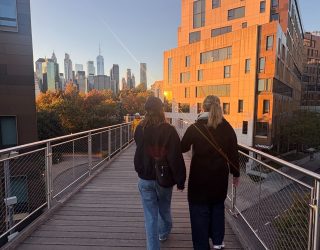 Twee tieners tijdens sunset skyline walk tour