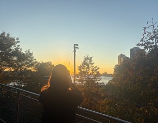 Tiener trekt foto van Skyline in New York