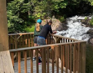 Familie Reyershove op terras in Oost-Canada