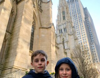 Familie Thielen kinderen voor gebouwen in Amerika