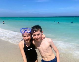 Familie Thielen geniet van het strand in Amerika