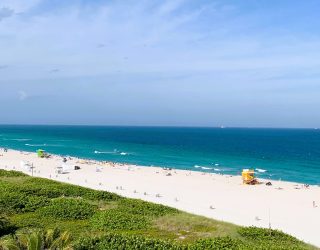 Familie Thielen op strand in Amerika