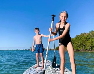 Familie Thielen peddelt op het water in Amerika