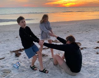 Familie Thielen speelt op strand in Amerika