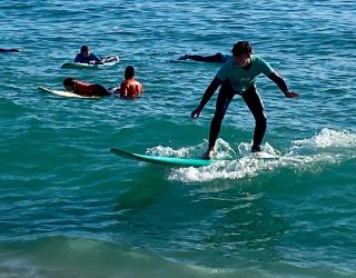 Familie Vaeyens op surfplank in Portugal
