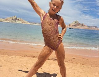 Familie D'Hoker dochter op strand