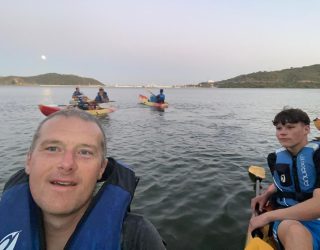 Familie Vaeyens op de kajak in Portugal