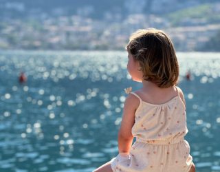 Familie Vercammen kind kijkt uit op water Montenegro