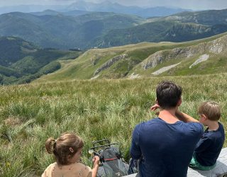 Familie Vercammen Montenegro met uitzicht tussen velden