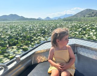 Familie Vercammen kind in bootje Montenegro