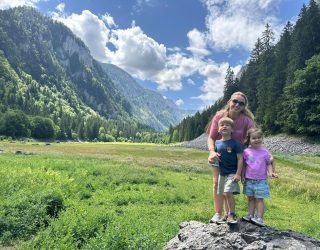 Familie Vercammen Montenegro met uitzicht tussen bergen