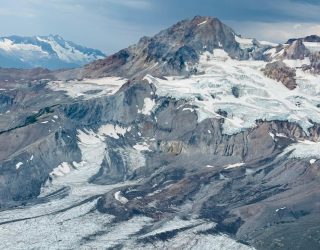Familie Vossaert tussen de bergen met sneeuw in West-Canada