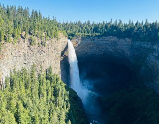 Familie Vossaert bij waterval in West-Canada