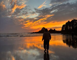 Familie Vossaert op strand in West-Canada