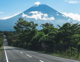 Zicht vanop de weg op Mount Fuji