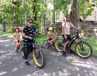 Fietsen tussen de rijstvelden in Chiang Mai