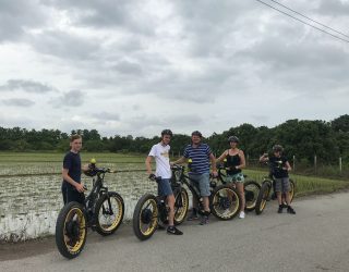 Met de fiets tussen de rijstvelden in Chiang Mai