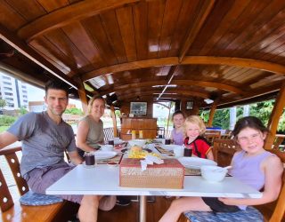 Dineren op een boot in Ayutthaya